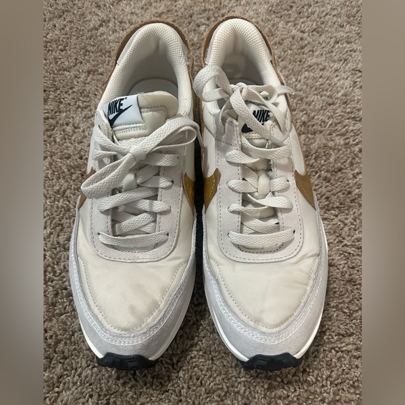 Nike Women's Nike Waffle Debut Sneakers in White and Gold Size 8.5 EUC - Picture 6 of 8